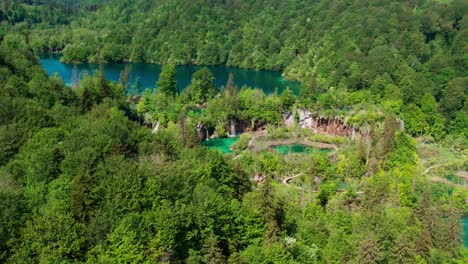 プリトヴィッツェ湖群国立公園の息を呑むようなターコイズブルーの水の空撮