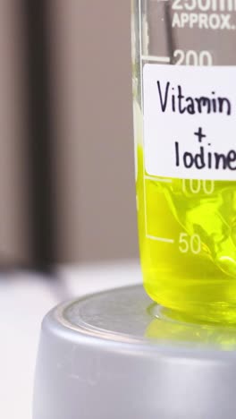 reacción química con vitamina c y yodo