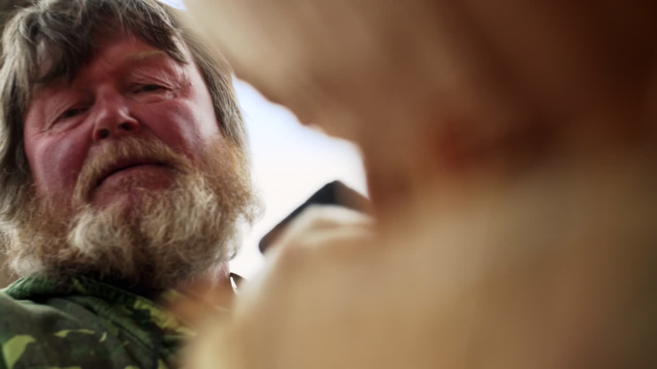 야외에서 일하는 사람