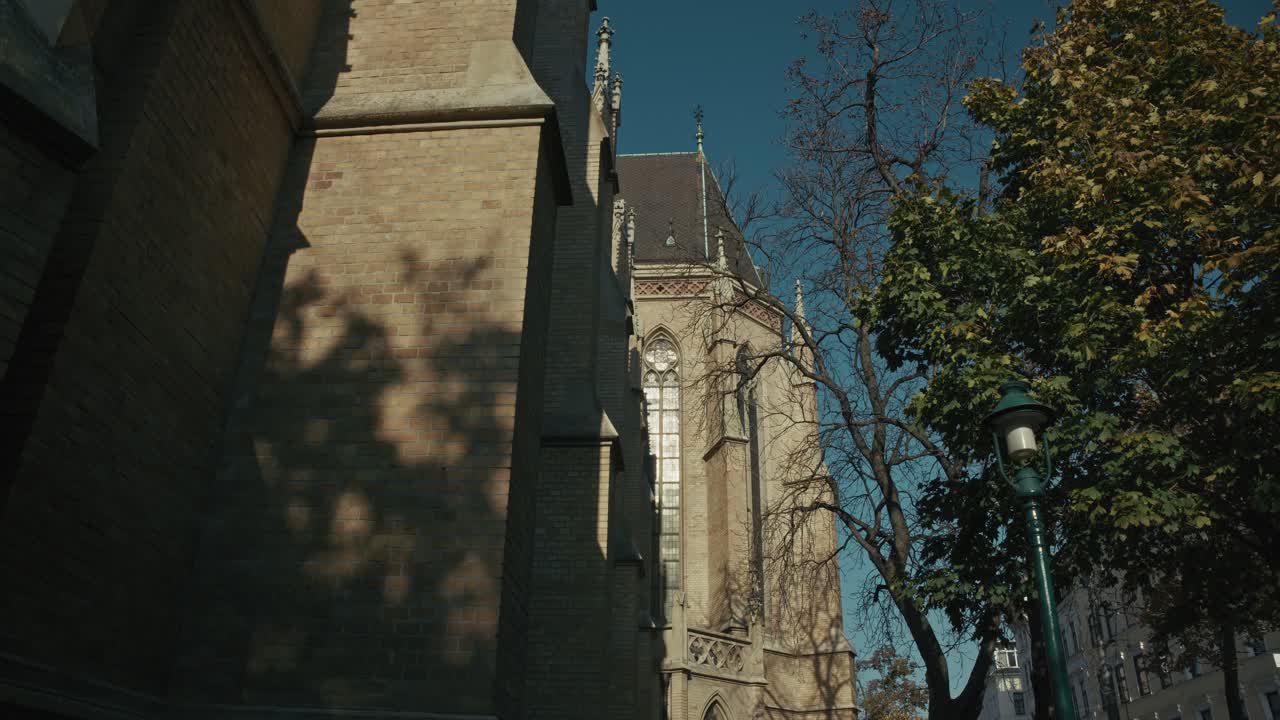 비엔나 의 은 파란 하늘 아래 있는 고 양식 의 교회 앞면 과 등대