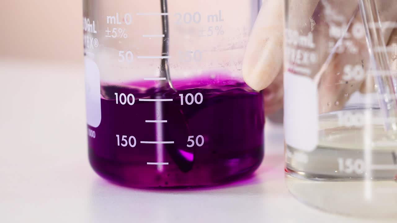 cambio de color en la reacción química con la sacarosa