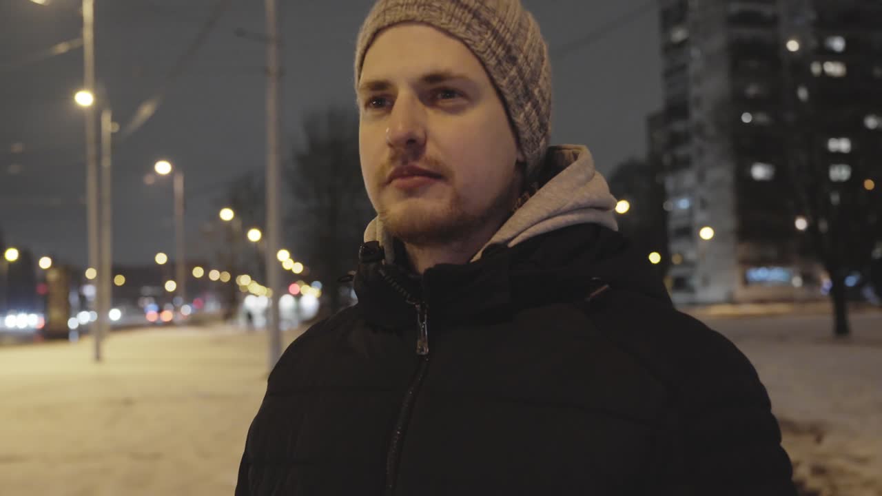 задумчивый и уверенный в себе кавказский мужчина в городской среде с сосредоточенным взглядом на своих мечтах