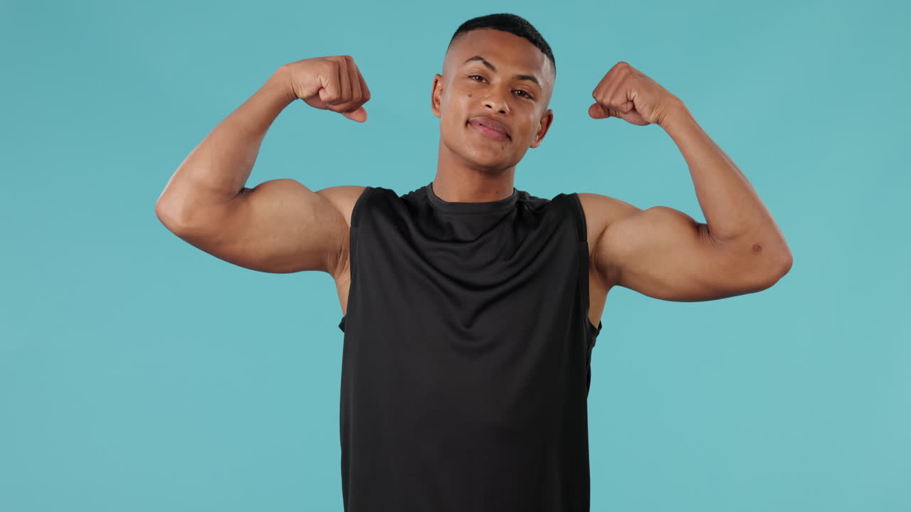 hombre feliz, en forma y flexionando los brazos de culturista