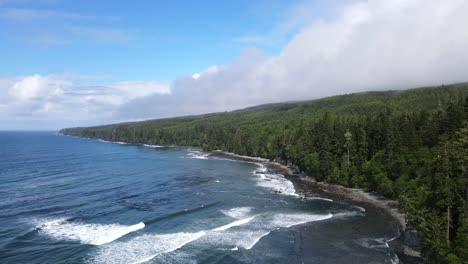 imágenes aéreas de 4k de la playa de sombrio en la isla de vancouver