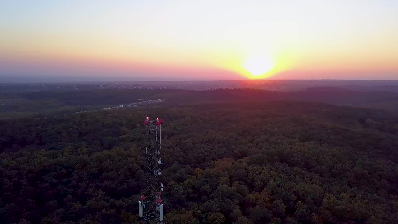 orbitando alrededor de una torre de telecomunicaciones en hungría