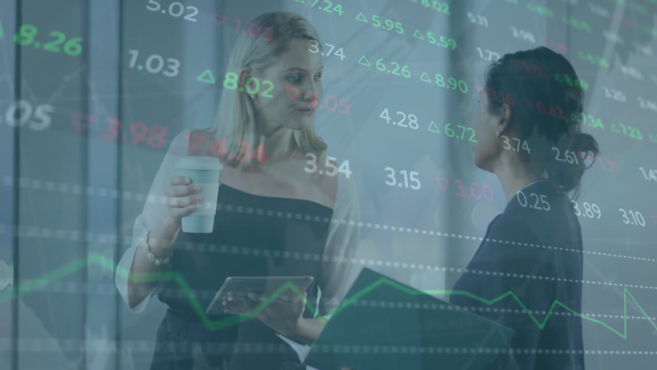 animación de la junta comercial sobre diversas colegas femeninas bebiendo café y discutiendo sobre la tableta