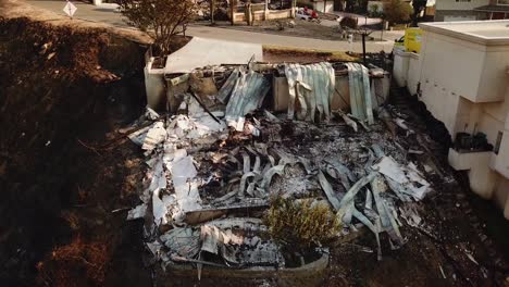 aérea sobre um bairro de casas destruídas por um incêndio em ventura, califórnia, após o incêndio florestal de thomas em 2017 3