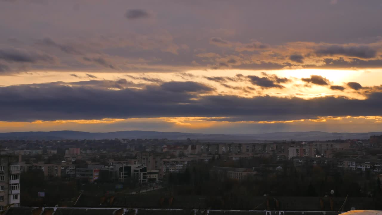el lapso de tiempo con nubes en el cielo nocturno