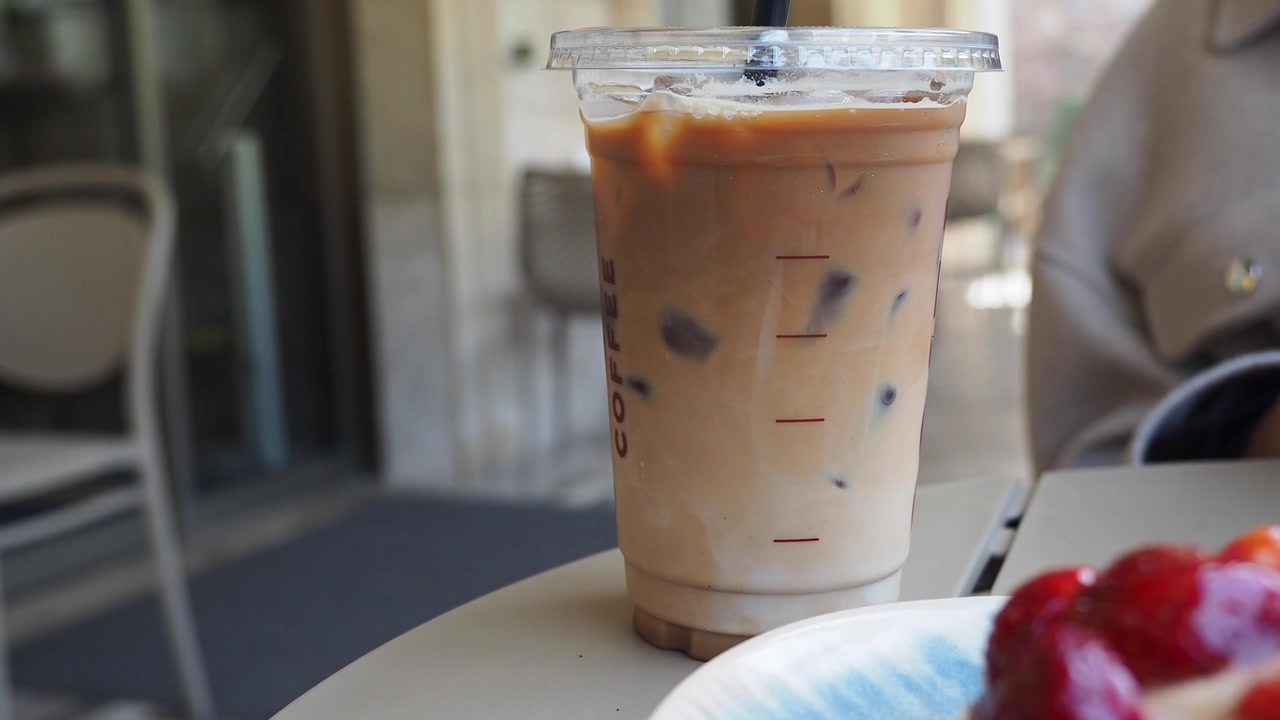 Persona che ritira un caffè freddo in un bar all'aperto