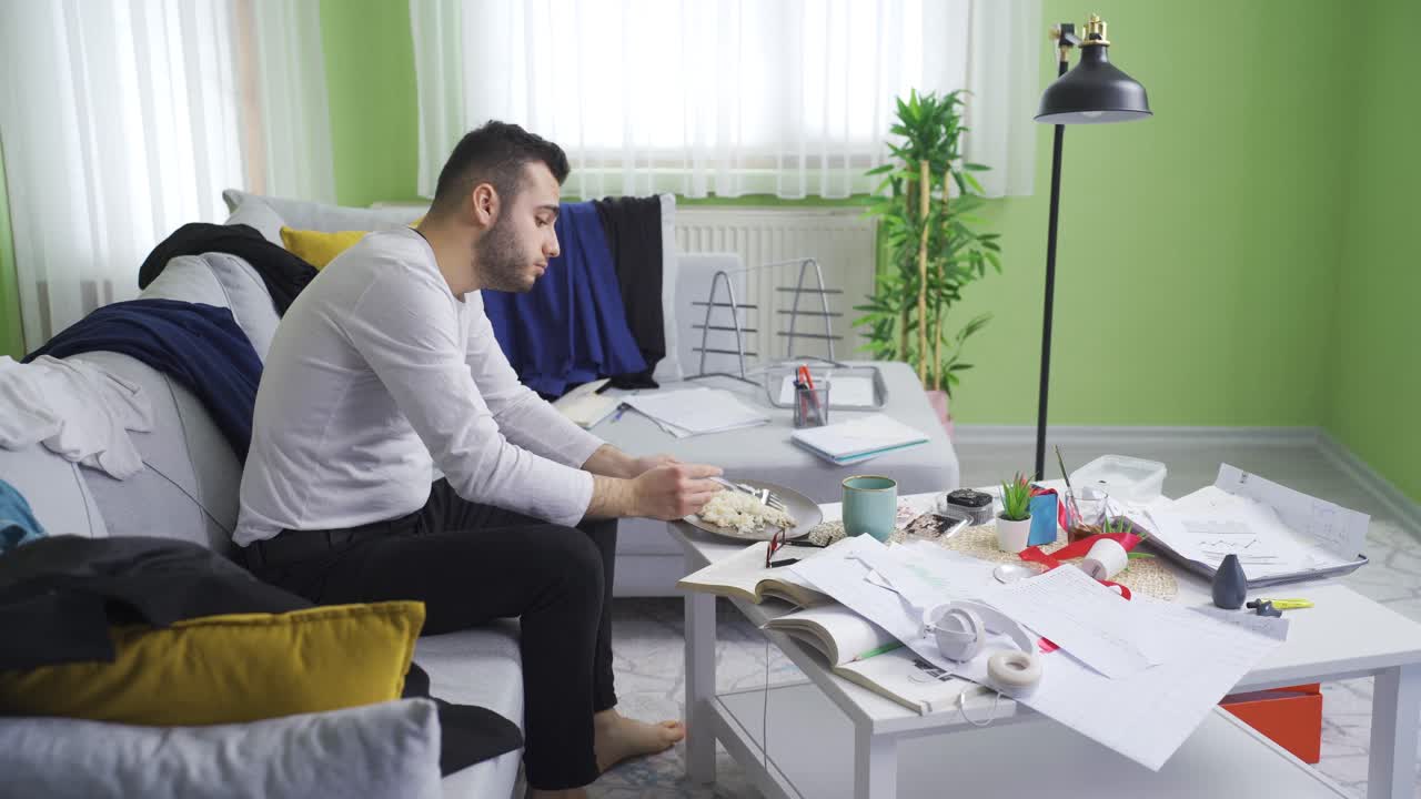 ⁇ 망진창하고 더러운 집에 있는 게으른 사람.