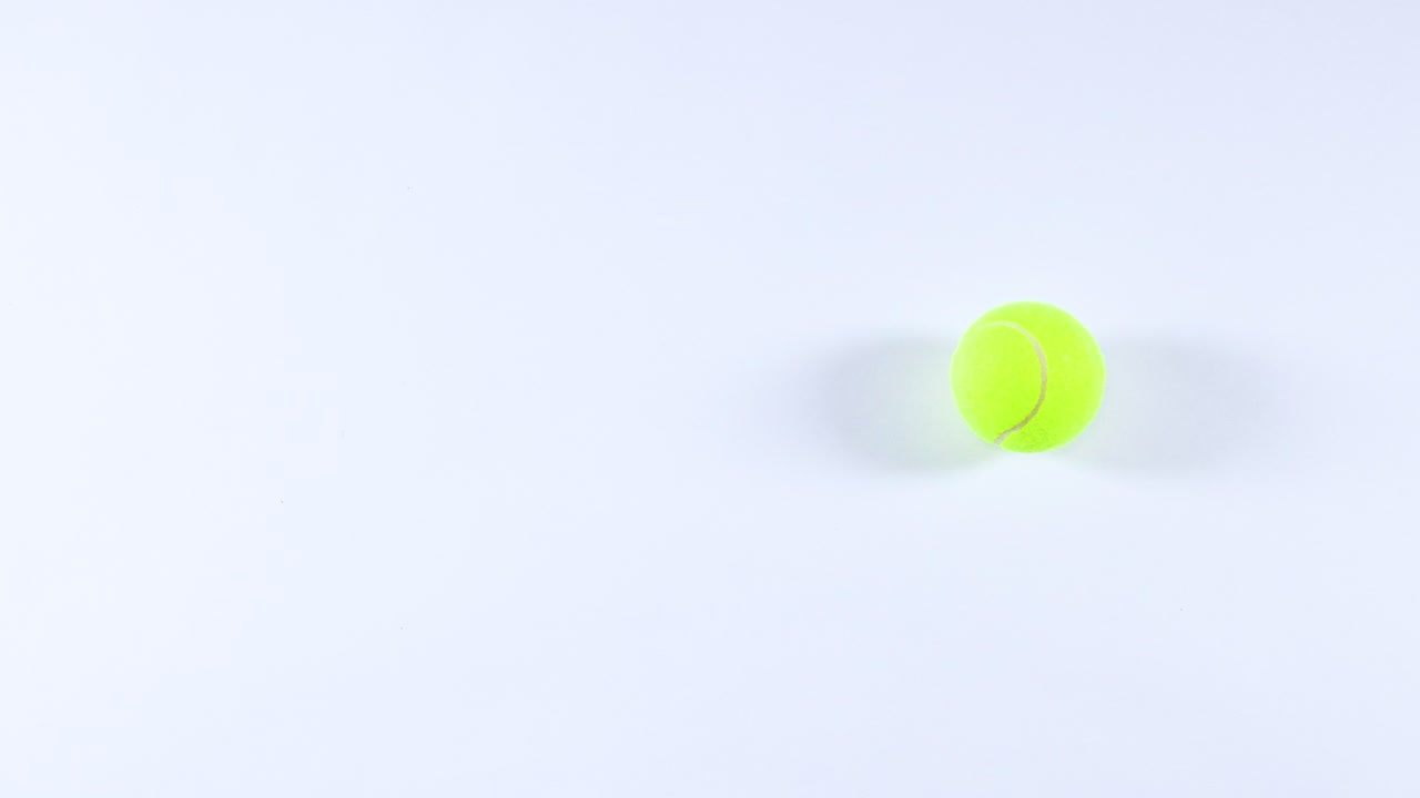 테니스 공이 표면에 반복적으로 반사됩니다.