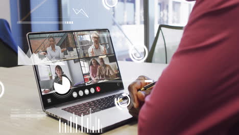 animación de procesamiento de datos sobre empresario afroamericano usando portátil para llamada de video