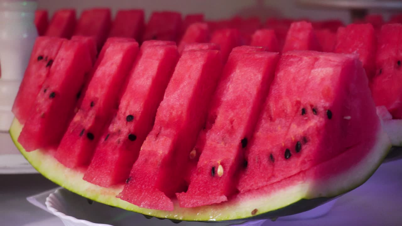 sandía de fruta roja de verano en la mesa festiva. decoración para una mesa festiva, rebanadas de sandía para postre
