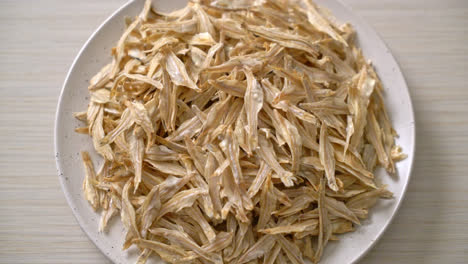 dried small crispy bake fish