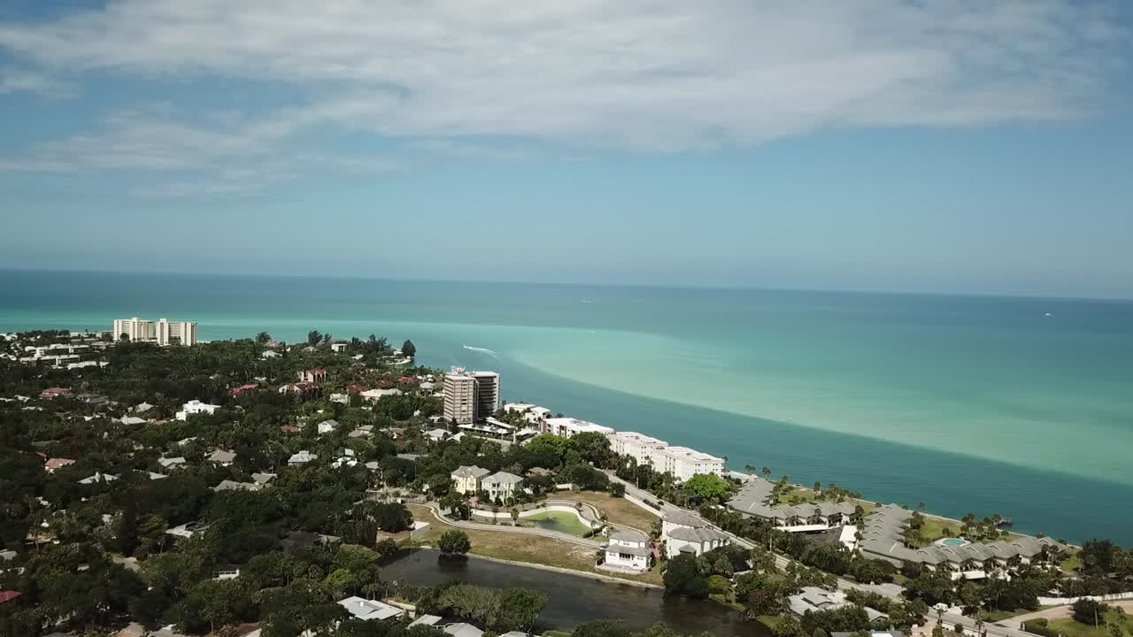 화창한 날 시에스타 키 남쪽 끝으로 비행