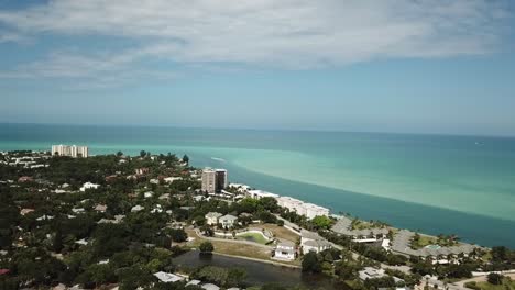 vuelo hacia el extremo sur de siesta key en un día soleado