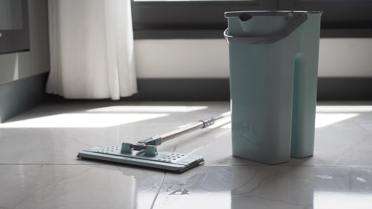 limpieza del suelo con trapeador y cubo