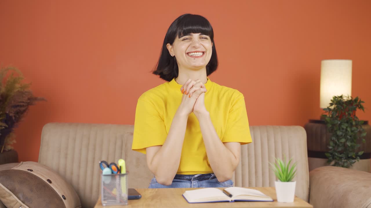 카메라를 바라보는 여자는 당신이 놀라운 사람이라고 말합니다.