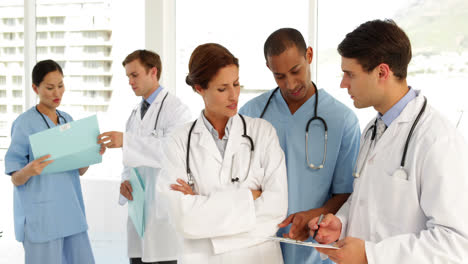 el equipo médico habla.