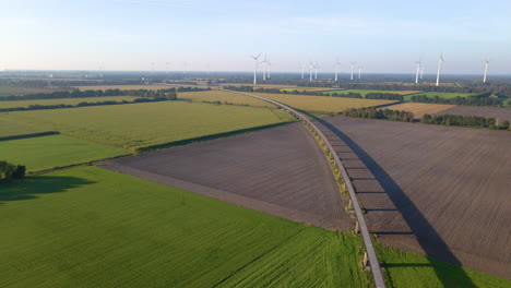 Vista-Panorámica-De-La-Pista-De-Prueba-De-Levitación-Magnética-Con-Turbinas-Eólicas-De-Granja-En-El-Fondo-Cerca-De-Lathen-En-Emsland,-Alemania