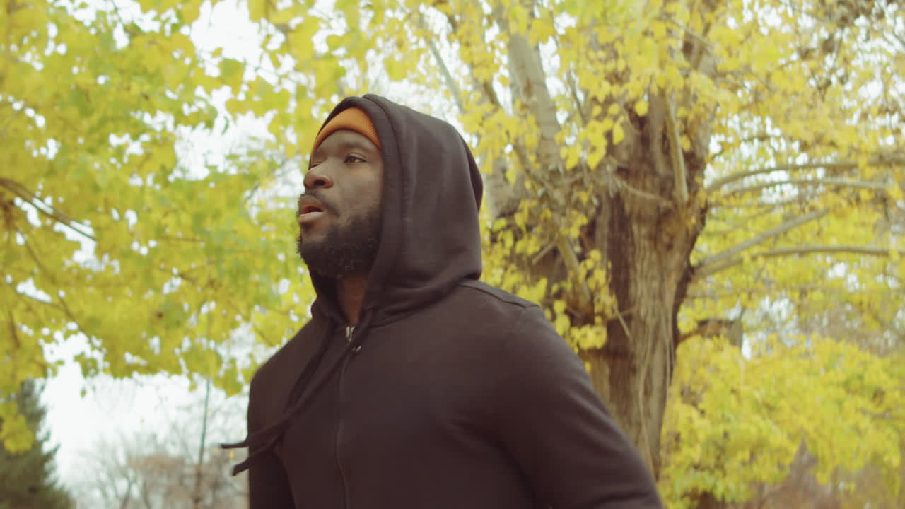 hombre afroamericano corriendo en el parque