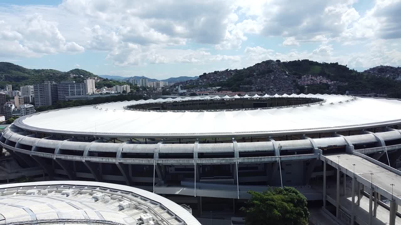 clip aéreo del estadio maracana con panorama de la ciudad de río de janeiro