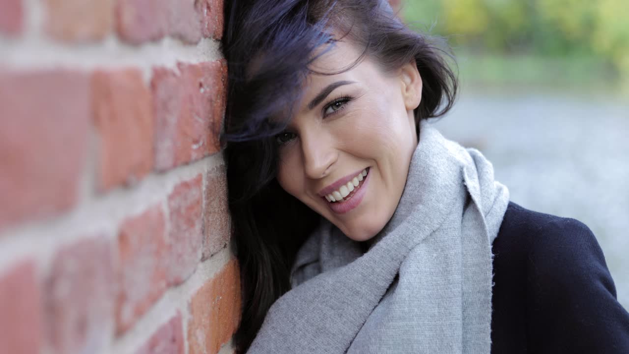 mujer atractiva cerca de la pared