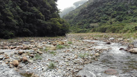 disparo de drones de rocas y río de montaña cerca del sendero shakadang en el parque nacional taroko, taiwán