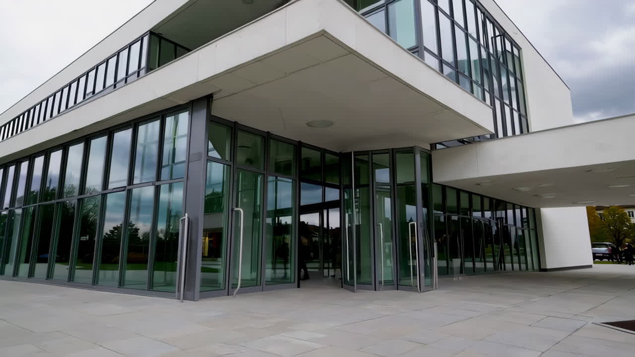 exterior de un edificio de oficinas moderno