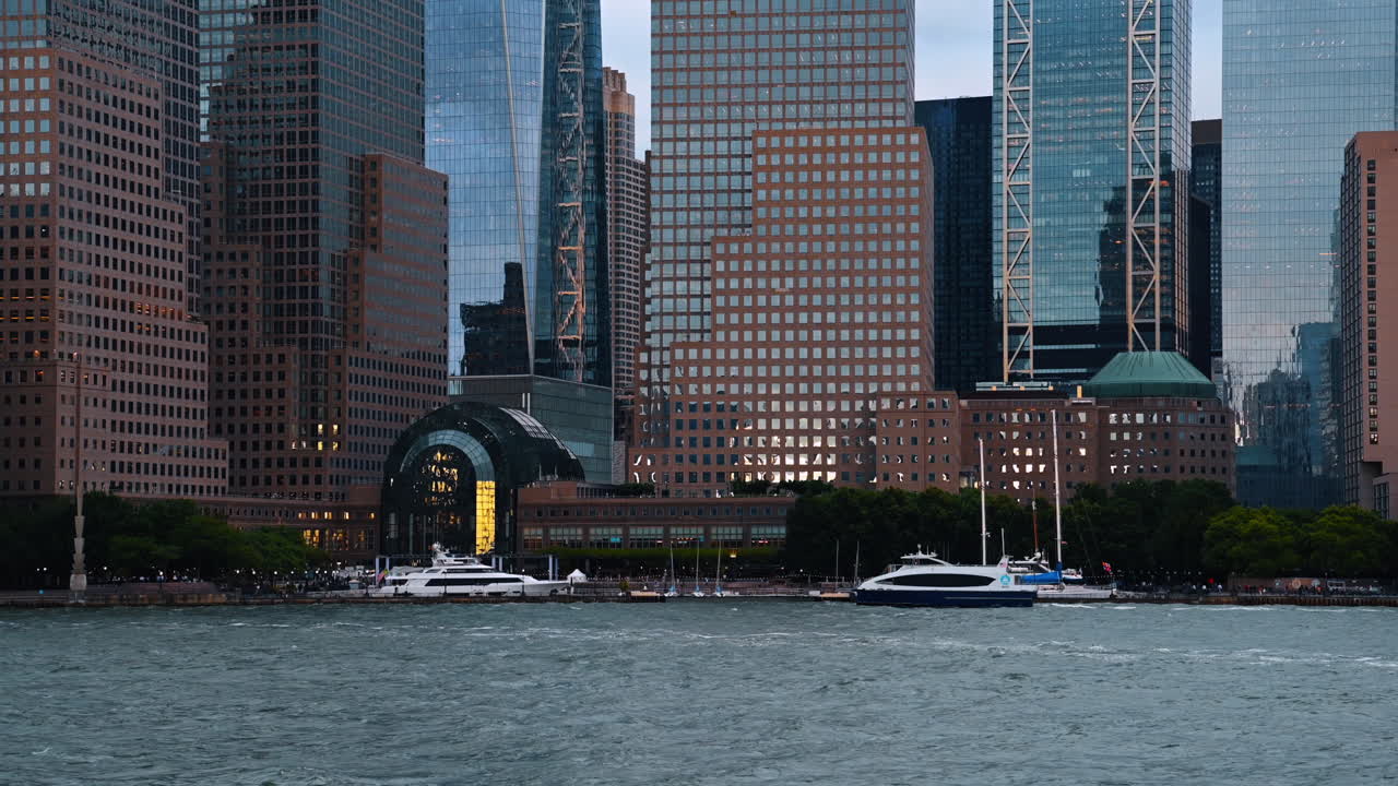 Nova Iorque, EUA, 5 de maio de 2025: Átrio Winter Garden e torres de escritórios em Lower Manhattan. Vista detalhada do átrio de cúpula de vidro no Brookfield Place cercado por arranha-céus modernos.