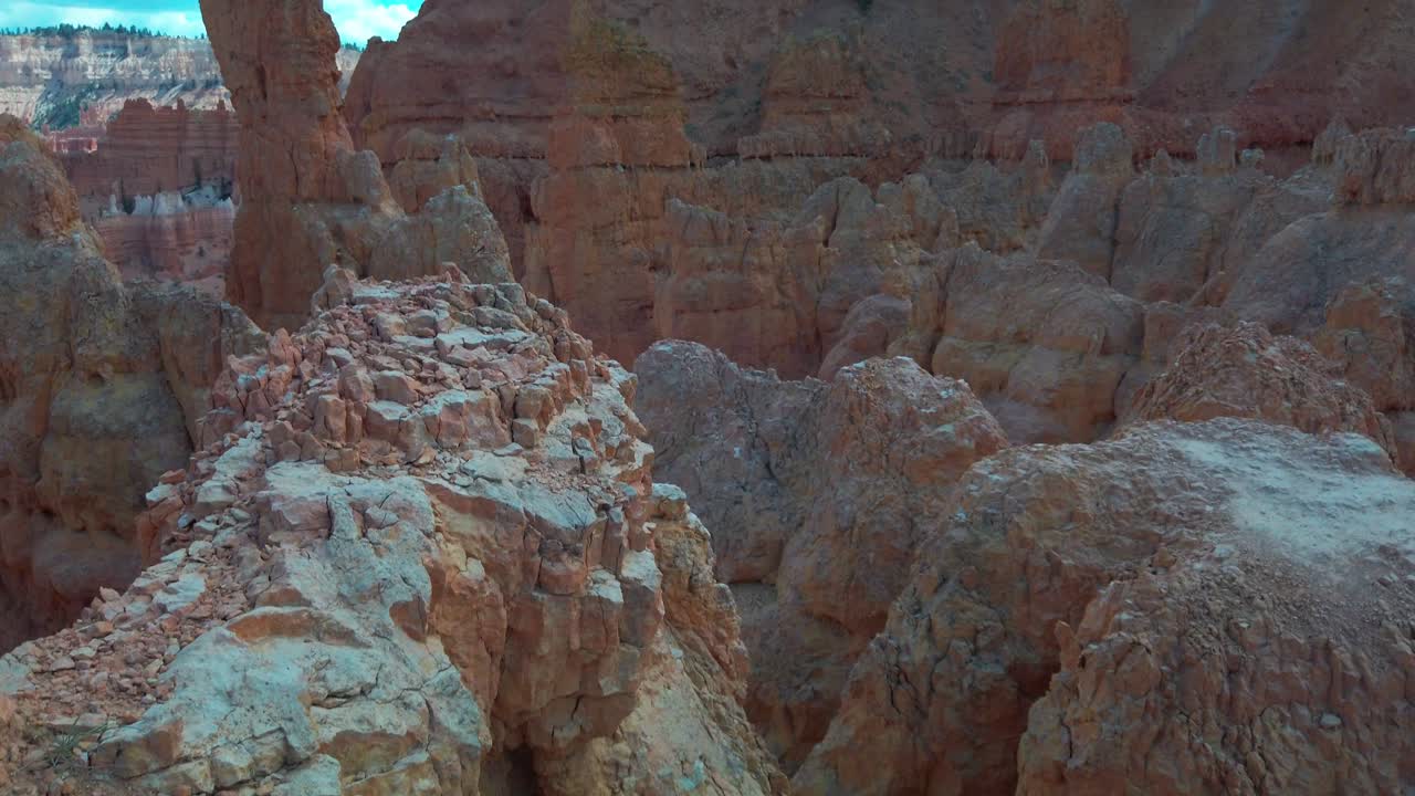 primer plano inclinado de formaciones rocosas de arenisca hoodoo