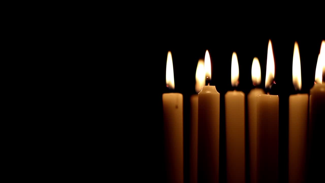 Candele Accese Sfondo Nero 4