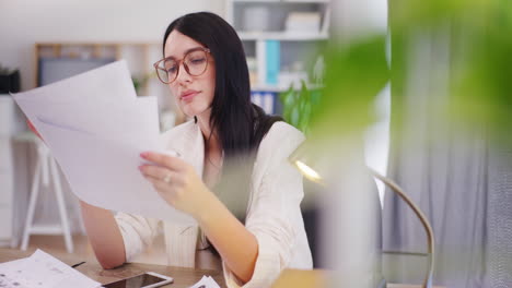 mujer segura que trabaja en la estrategia y el desarrollo de la empresa