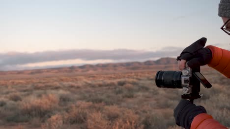 Fotograf-Bei-Sonnenaufgang,-Der-Ein-Panoramafoto-Im-Australischen-Outback-Schießt