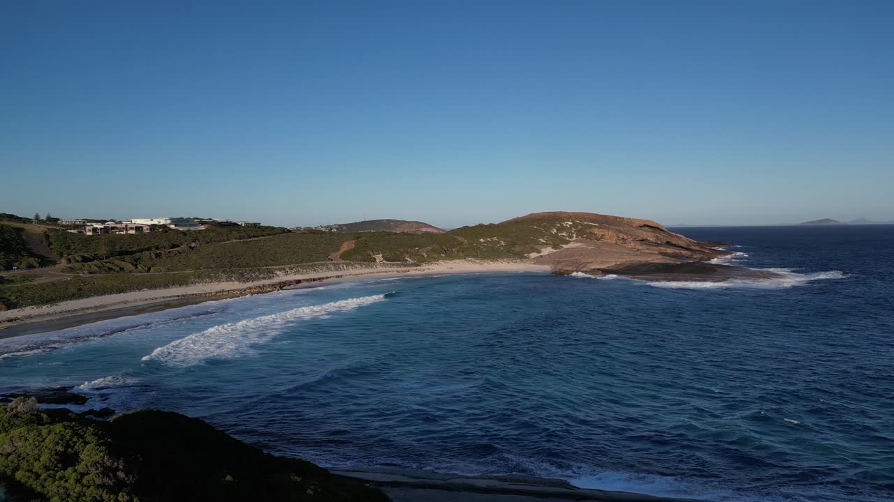 tomada aérea de la hermosa playa de blue heaven, área de esperance durante la puesta de sol en australia occidental