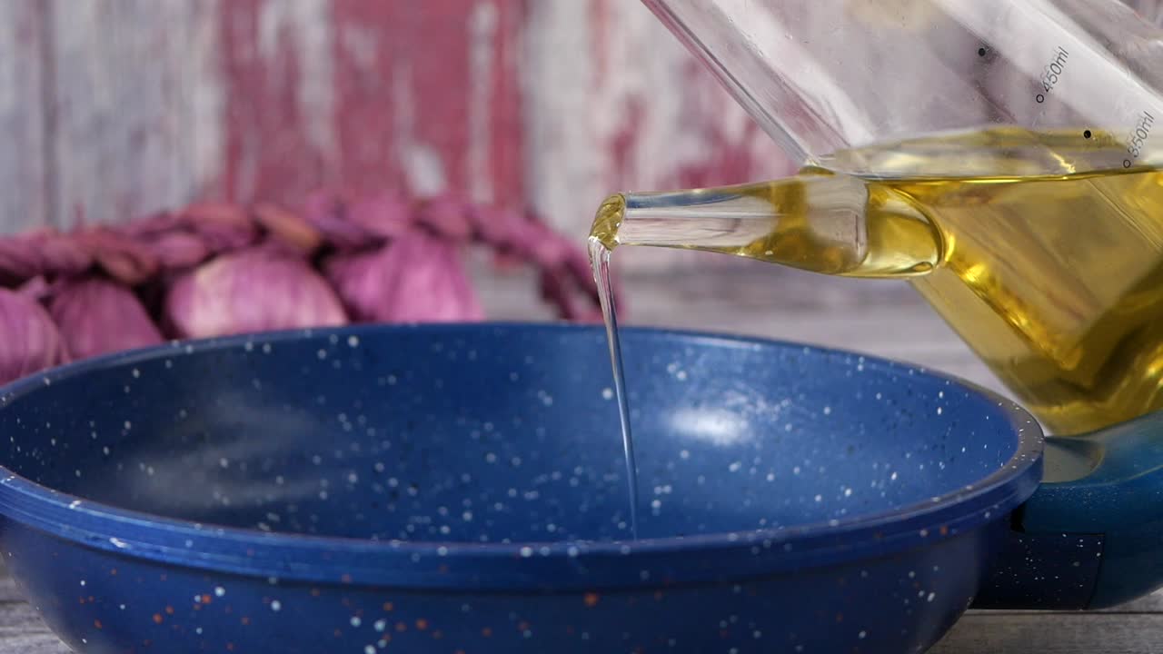 Versare l'olio in una padella