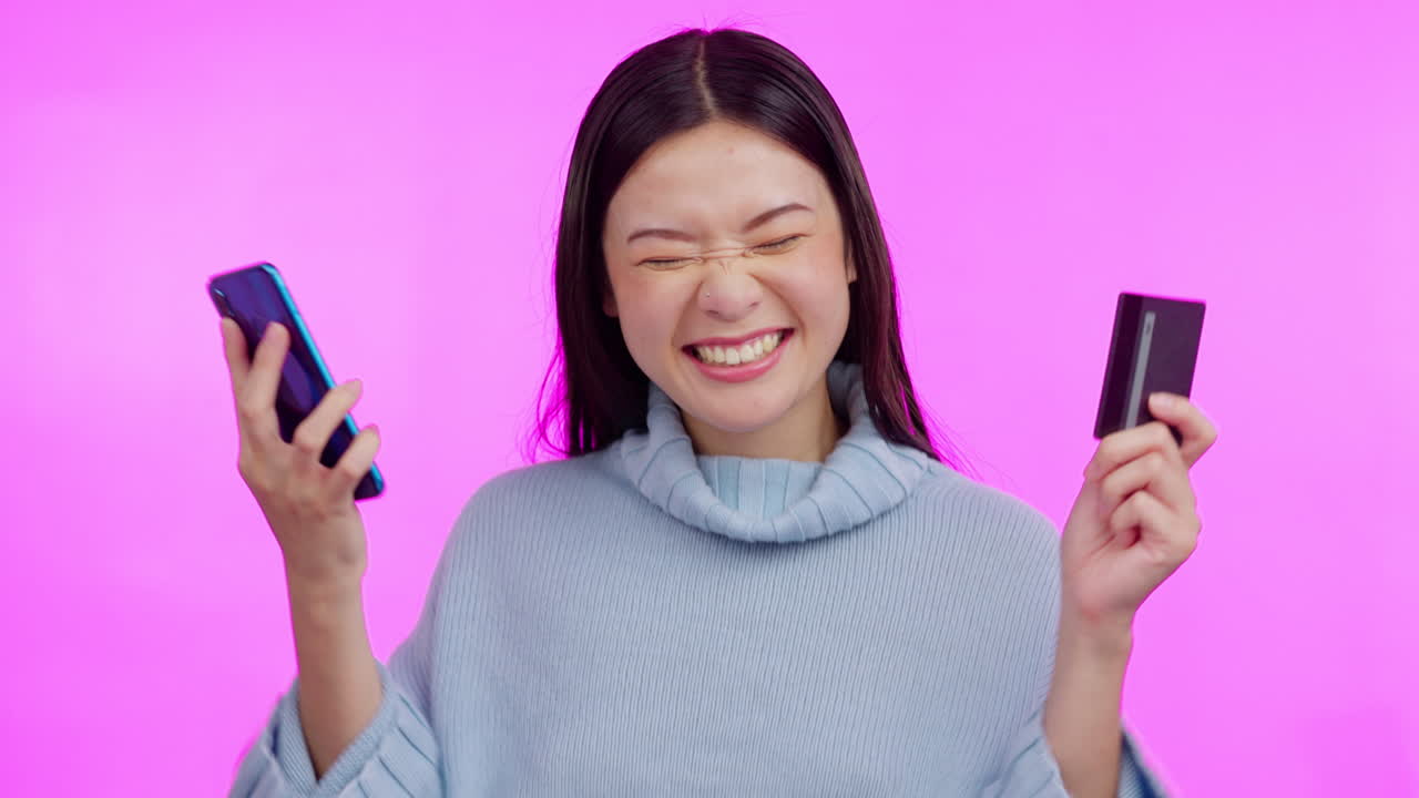 mujer asiática, teléfono y tarjeta de crédito para en línea