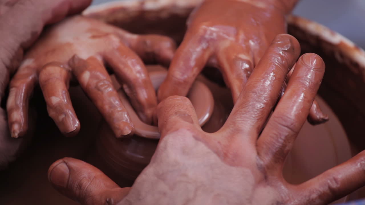 도자기가 자신의 기술을 아이에게 가르친다 3