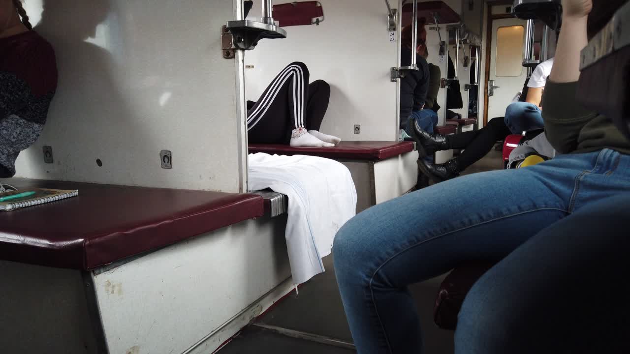 Passeggeri nel vagone ferroviario del treno ucraino
