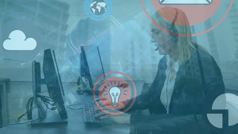 animación de la red de conexiones con el icono de la nube sobre la mujer de negocios.