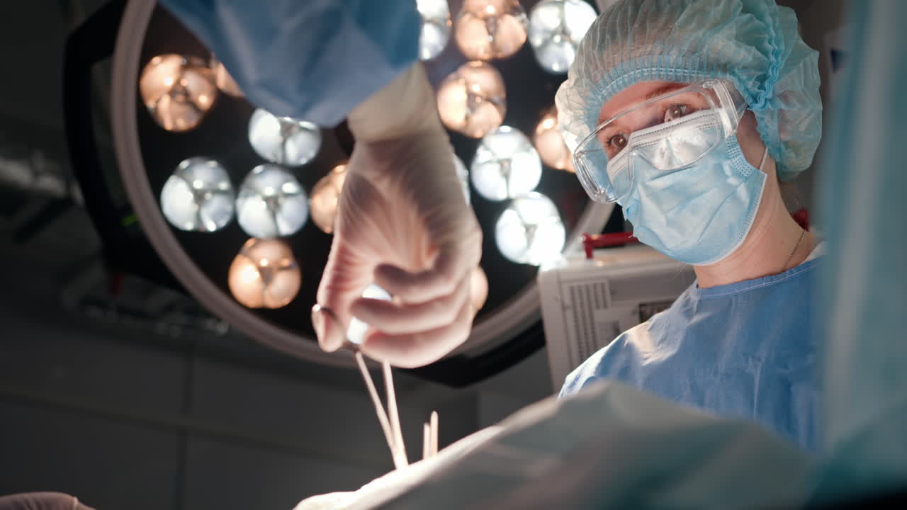 procedimiento quirúrgico en una sala de operaciones