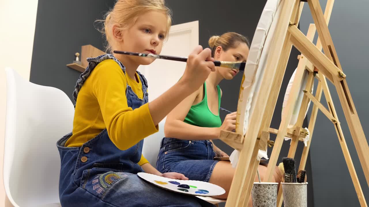 어머니와 딸이 함께 그림을 그리는 것