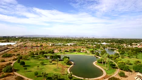 Luftstoß-Vom-Rand-Der-Städtischen-Wüste-Bis-Zur-Skyline-Von-Phoenix,-Arizona-Konzept:-Leben-In-Der-Wüste,-Urbane-Wärmeinsel,-Arizona