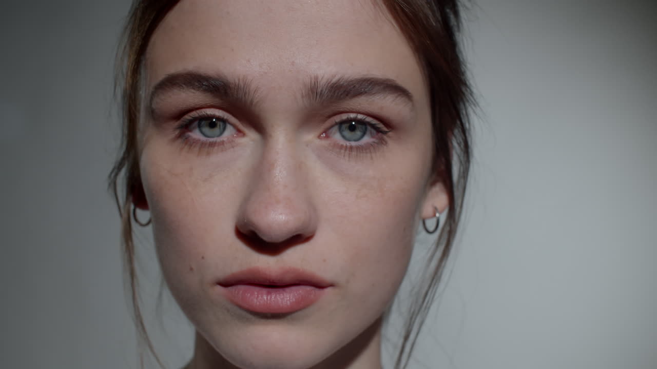 retrato de estudio de una mujer hermosa sin maquillaje