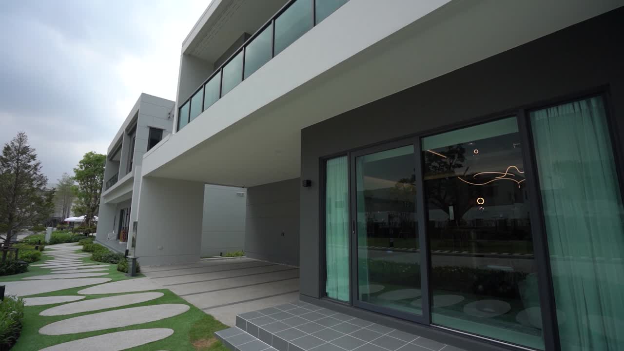 diseño exterior de casa de lujo moderno y elegante, luz del día