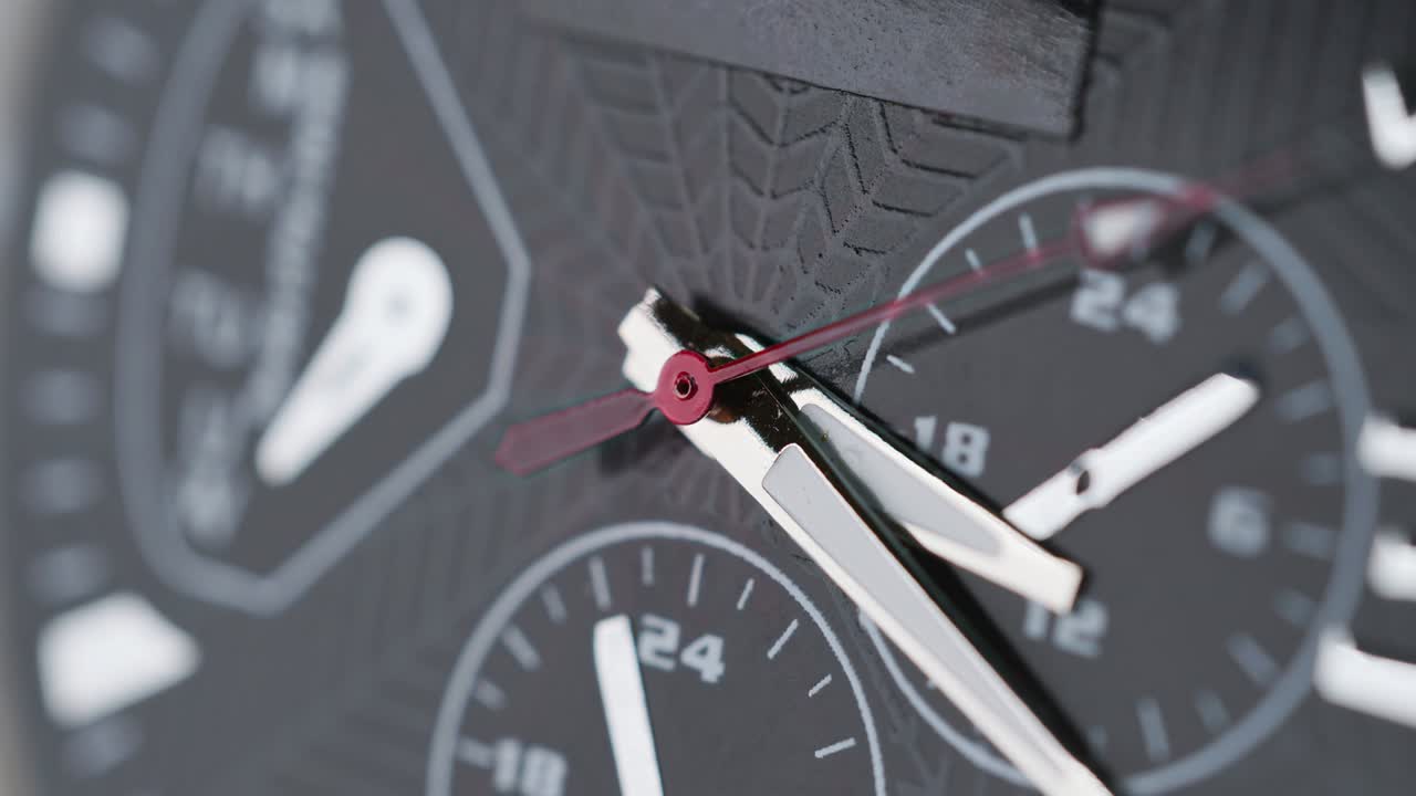 비즈니스 시계 표면 화살표는 타임 스 (extreme macro close-up, fast-moving seconds hand, very close hand watch face with details and texture, timelapse) 에 달려 있습니다.