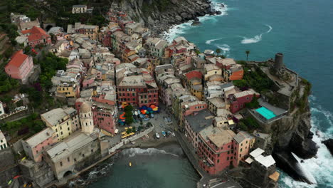 Vernazza-Aérea,-Elegante-Pueblo-Costero-En-La-Riviera-Italiana