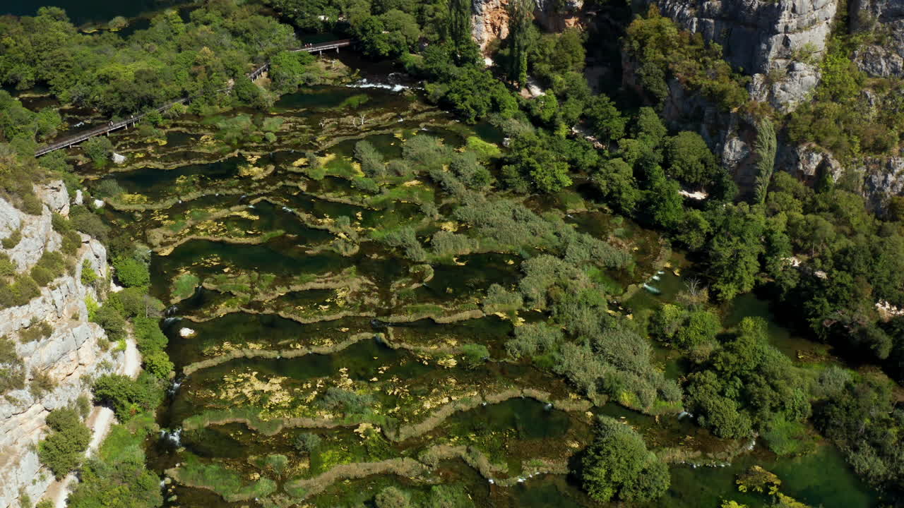 vista aérea de roski slap con vegetación verde en el parque nacional krka en croacia