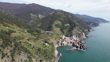 Vernazza-Cinque-Terre-Italia-Vista-Aérea-Giratoria-Belleza-Alta-Y-Amplia