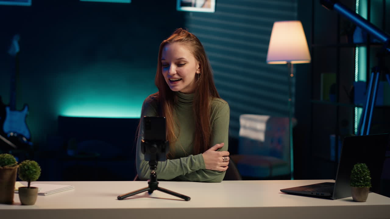 influencer grabando videos dirigidos a los espectadores de la generación z usando la cámara selfie del teléfono